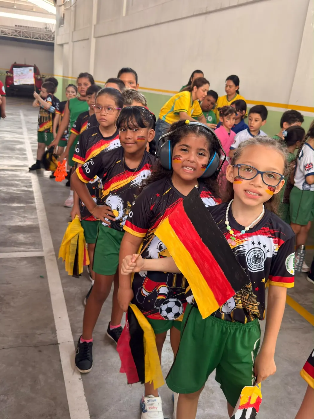 Alunas do 2º ano com bandeira nos Jogos Interclasse