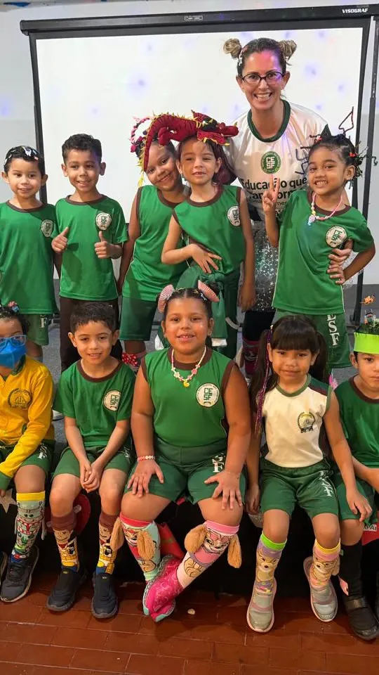 Crianças da Educação Infantil com a professora